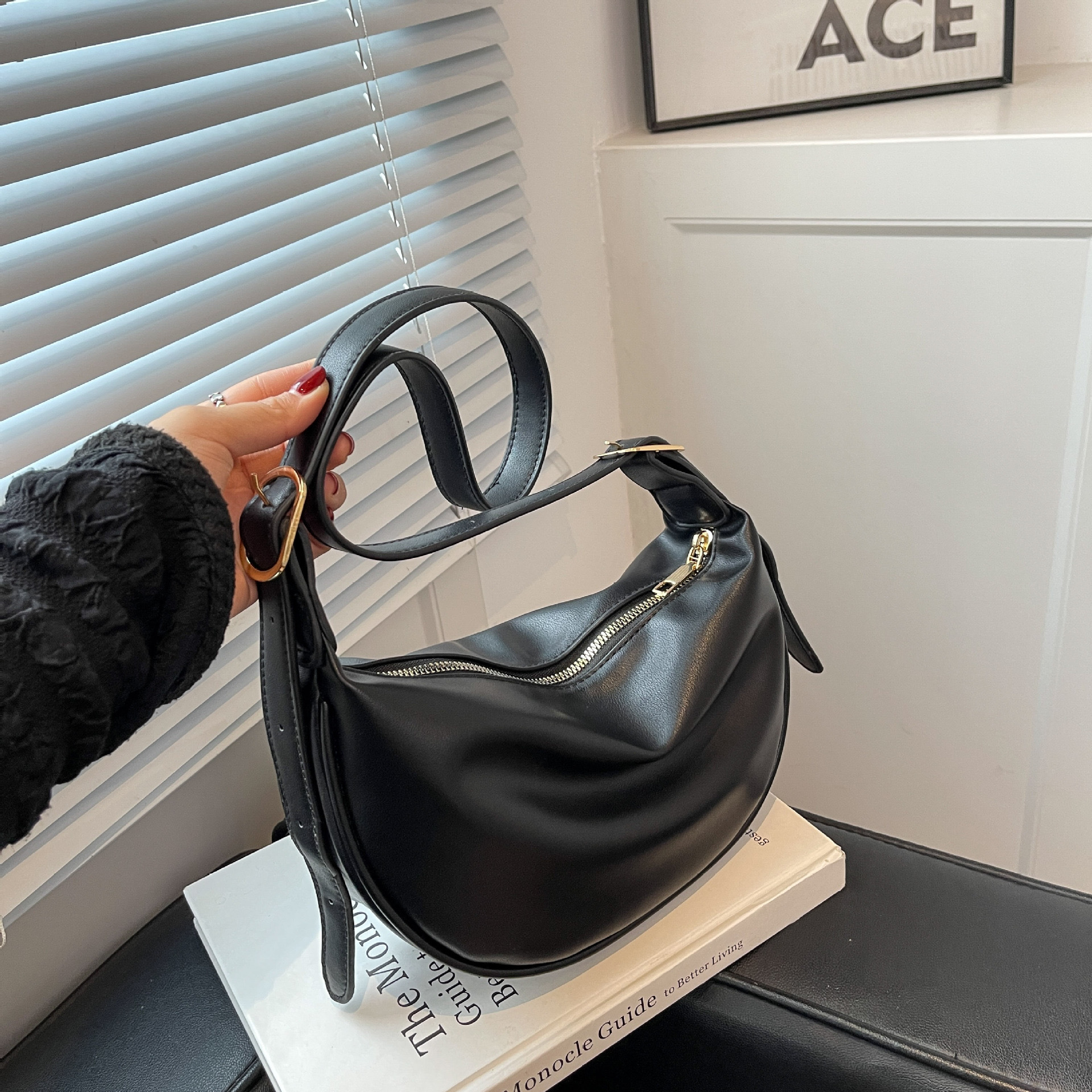 9a7097d1-6543-49eb-8872-e026266ea451.jpg Retro Women's Bag New Style All-match Niche Autumn And Winter Shoulder Messenger Bag Design Shoulder Messenger Bag Office Worker Commuting All-match Dumpling Bag - Image 1